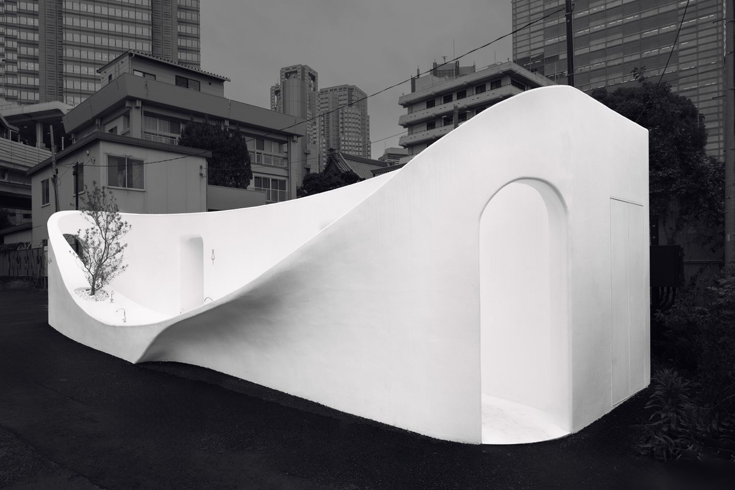 Toiletten in Tokio Ein Ufo? Ein Tempel? Ein Klohäuschen! 16 international anerkannte Designer und Architekten haben für das "Tokyo Toilet Projekt" 17 Kunstwerke entworfen, für die das Wort "öffentliche Bedürfnisanstalt" viel zu profan ist. Der japanische Architekt Sou Fujimoto zum Beispiel, der dieses Exemplar im Bezirk Shibuya erdacht hat, sieht in städtischen Toiletten moderne Brunnen. Auf verschiedenen Höhen sind deshalb in der geschwungenen Wand Wasserhähne zum Trinken und Händewaschen angebracht. Ulana Switucha hat das Projekt dokumentiert. Siegerin, professioneller Wettbewerb, "Architektur und Design"