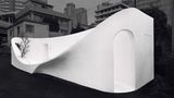 Ein Ufo? Ein Tempel? Ein Klohäuschen! 16 international anerkannte Designer und Architekten haben für das "Tokyo Toilet Projekt" 17 Kunstwerke entworfen, für die das Wort "öffentliche Bedürfnisanstalt" viel zu profan ist. Der japanische Architekt Sou Fujimoto zum Beispiel, der dieses Exemplar im Bezirk Shibuya erdacht hat, sieht in städtischen Toiletten moderne Brunnen. Auf verschiedenen Höhen sind deshalb in der geschwungenen Wand Wasserhähne zum Trinken und Händewaschen angebracht. Ulana Switucha hat das Projekt dokumentiert.  Siegerin, professioneller Wettbewerb, "Architektur und Design"