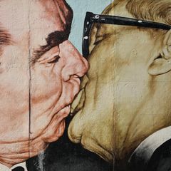 Der "Bruderkuss" an der Berliner Mauer Deutschland