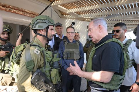 Israels Premierminister Benjamnin Netanjahu bei einem Gespräch mit Soldaten nahe der Grenze zu Gaza. Immer wieder kommt es zu offenen Konflikten zwischen dem Politiker und Teilen der Armee
