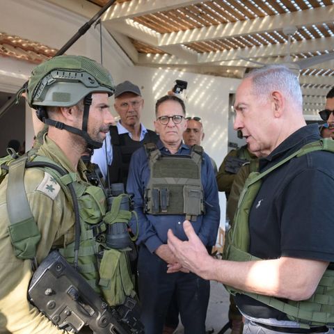 Israel's Prime Minister Benjamnin Netanyahu in a conversation with soldiers near the border with Gaza. Again and again there are open conflicts between the politician and parts of the army