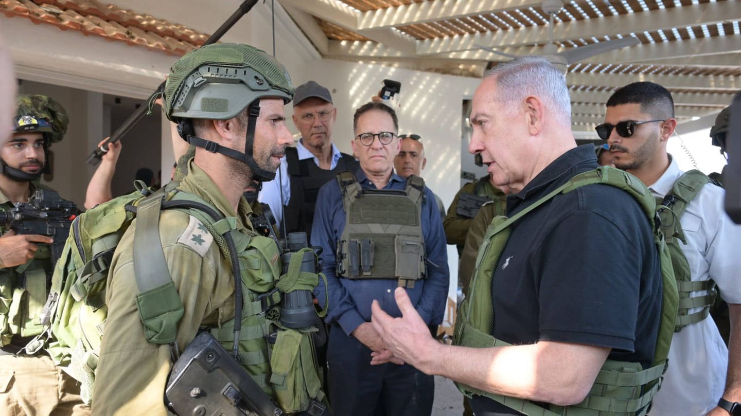 Aufstand in Israels Militär: Israels Premierminister Benjamnin Netanjahu bei einem Gespräch mit Soldaten nahe der Grenze zu Gaza. Immer wieder kommt es zu offenen Konflikten zwischen dem Politiker und Teilen der Armee Israels Premierminister Benjamnin Netanjahu bei einem Gespräch mit Soldaten nahe der Grenze zu Gaza. Immer wieder kommt es zu offenen Konflikten zwischen dem Politiker und Teilen der Armee