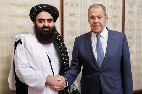 Die Bundesregierung die Taliban nicht als legitime Herrscher in Afghanistan an. Ganz anders Russland. Hier zu sehen Sergei Lawrow (r) und der amtierende Außenminister der in Afghanistan regierenden Taliban Amir Khan Muttaqi