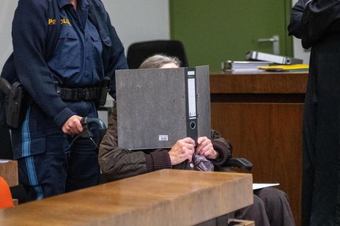 Die 90-jährige Brigitte W. ist wegen Mordes angeklagt: "Ja, ich bin sicher. Sie ist zu hundert Prozent tot."