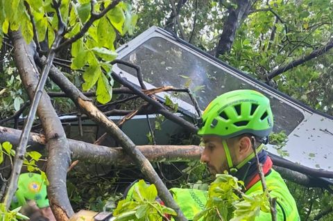 Retter an der zertrümmerten Gondel der Seilbahn