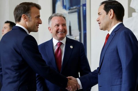 Emmanuel Macron begrüßt Marco Rubio