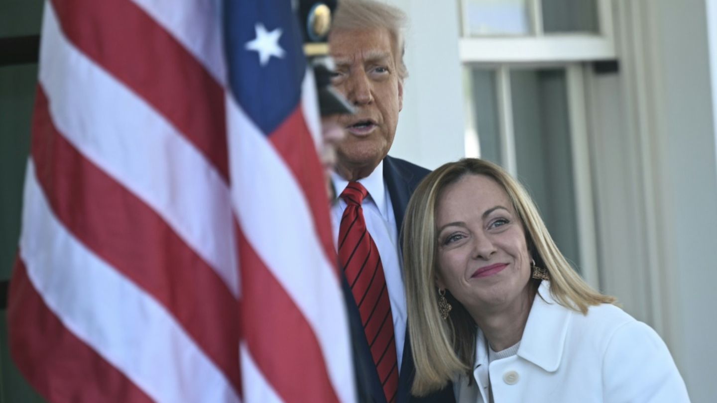 Donald Trump mit Giorgia Meloni vor dem Weißen Haus