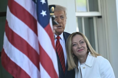 Donald Trump mit Giorgia Meloni vor dem Weißen Haus