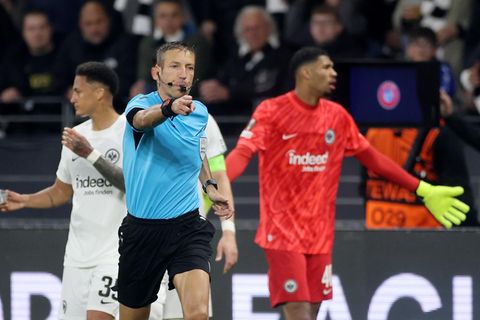 Der entscheidende Moment: Schiedsrichter Davide Massa pfeift Elfmeter gegen Eintracht Frankfurt, der zum Siegtor führt