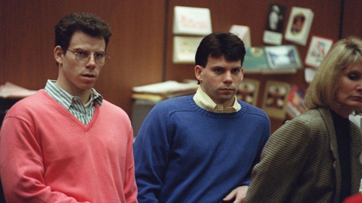 Erik Menendez (L) und sein Brueder Lyle Menendez (R)