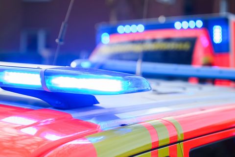 Rettungskräfte an einem Unfallort (Symbolbild)