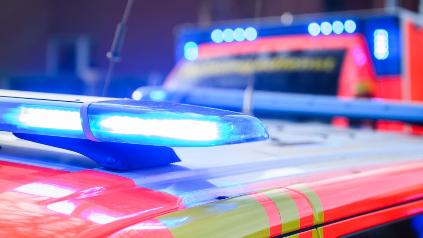 Rettungskräfte an einem Unfallort (Symbolbild)