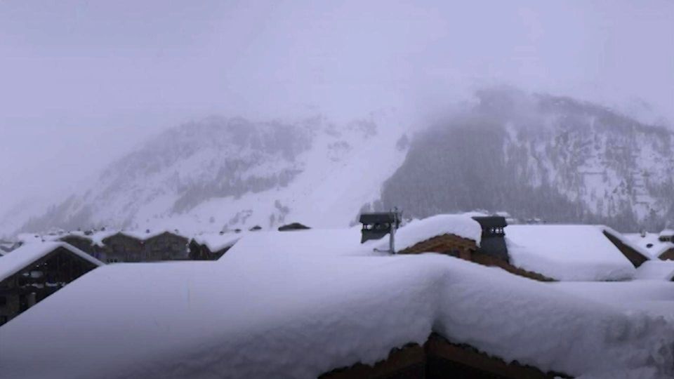 Schweiz: Videos zeigen massive Schneefälle in den Alpen