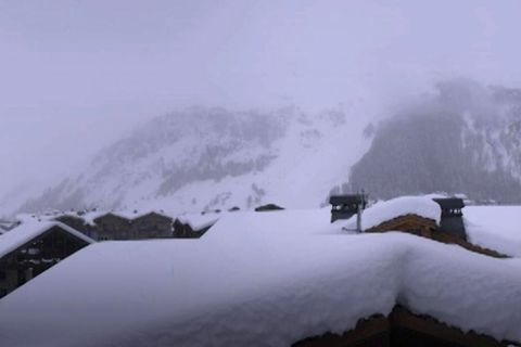 Schweiz: Videos zeigen massive Schneefälle in den Alpen