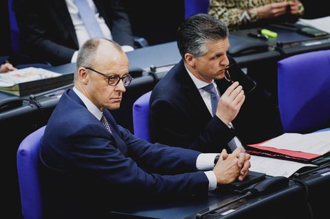 Unions-Politiker Thorsten Frei (rechts) und Friedrich Merz im Deutschen Bundestag