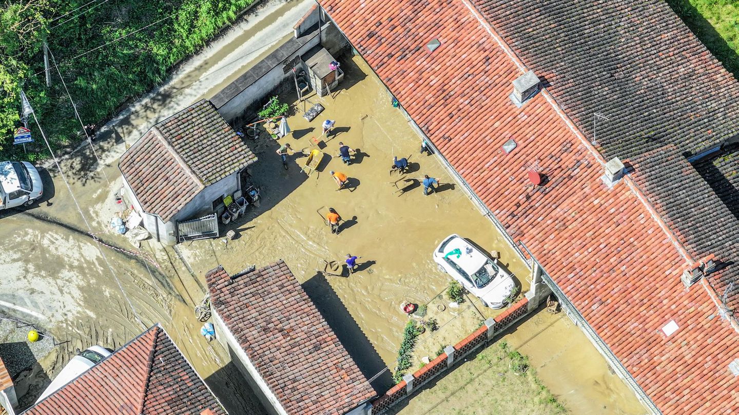 Schlamm bedeckt die Straßen und Höfe von Lauriano in Italien