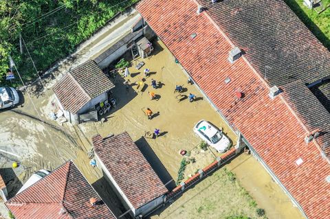 Schlamm bedeckt die Straßen und Höfe von Lauriano in Italien