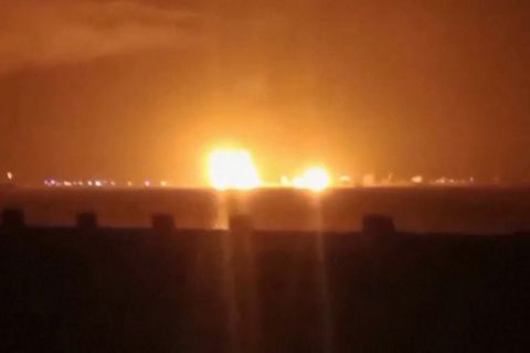 Massiver US-Militärschlag zerstört Huthi-Hafen im Jemen (Video)