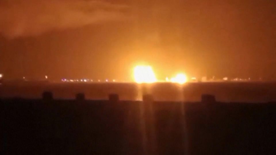 Massiver US-Militärschlag zerstört Huthi-Hafen im Jemen (Video)