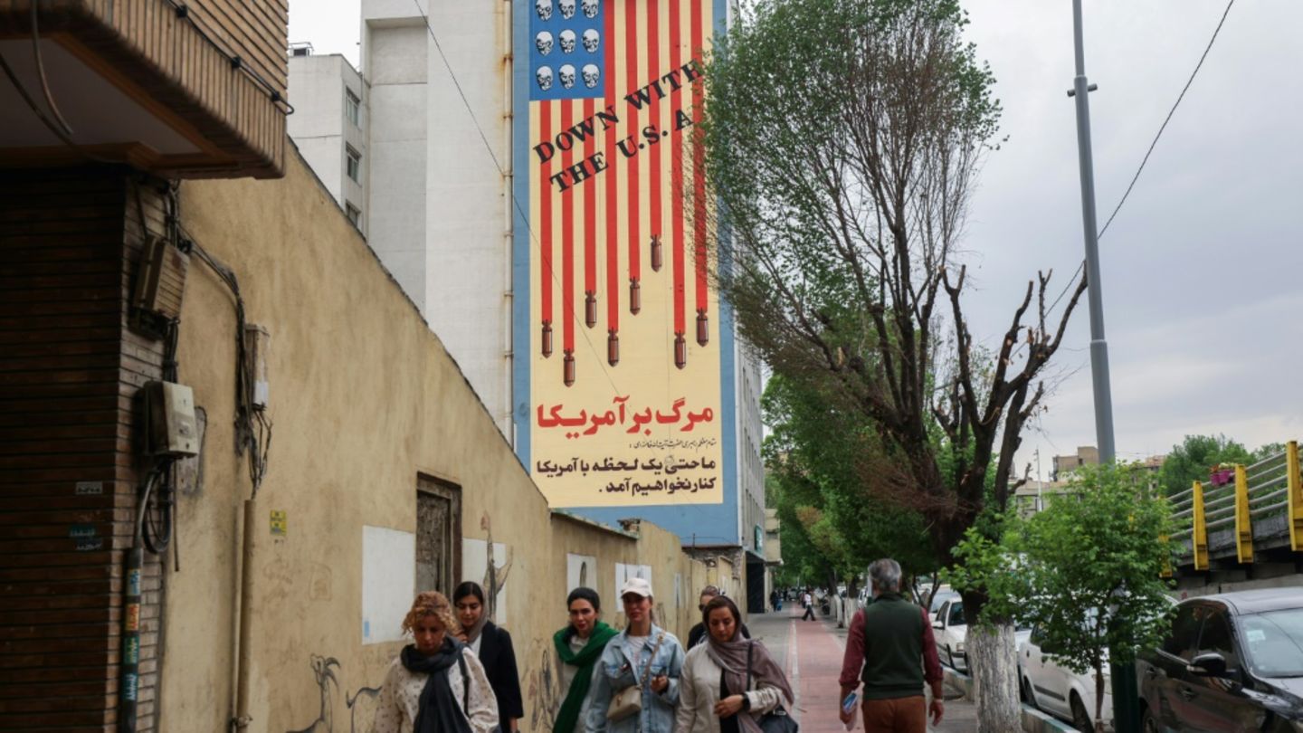 Anti-USA-Slogan an Gebäude in Teheran