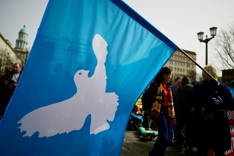 Fahne mit Friedenstaube beim Ostermarsch 2024 in Berlin