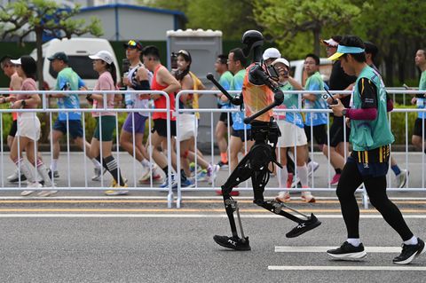 China: Roboter treten bei Halbmarathon gegen Menschen an