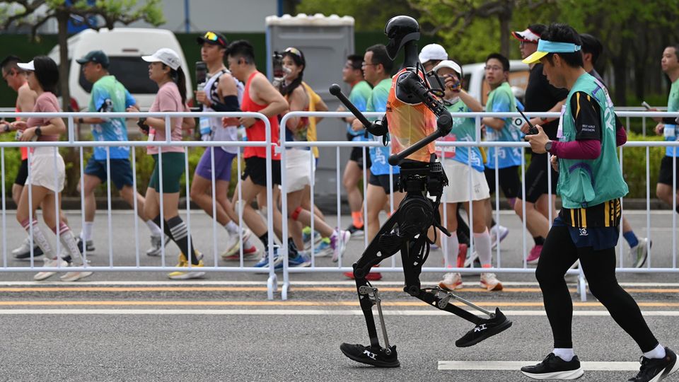 China: Roboter treten bei Halbmarathon gegen Menschen an