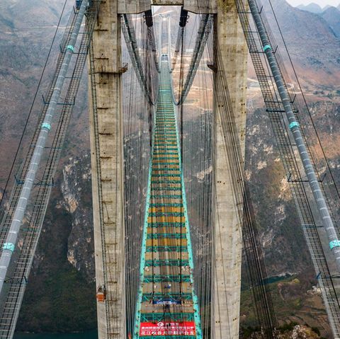 Die Huajiang-Grand-Canyon-Brückke LIEGT In 625 betreten Sie Höler dem Pegel des Flusss Beipan.
