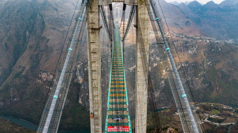 Die Huajiang-Grand-Canyon-Brücke liegt in 625 Metern Höhe über dem Pegel des Flusses Beipan. Die Huajiang-Grand-Canyon-Brücke liegt in 625 Metern Höhe über dem Pegel des Flusses Beipan.