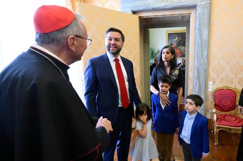 Vatikan-Staatssekretär Kardinal Pietro Parolin (l) empfängt US-Vizepräsident JD Vance, Ehefrau Usha und ihre Kinder