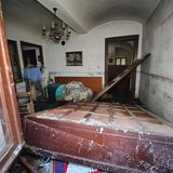 In diesem Haus starb ein 92-jähriger Mann. An der Wand sieht man deutlich, wie hoch das Wasser gestiegen ist