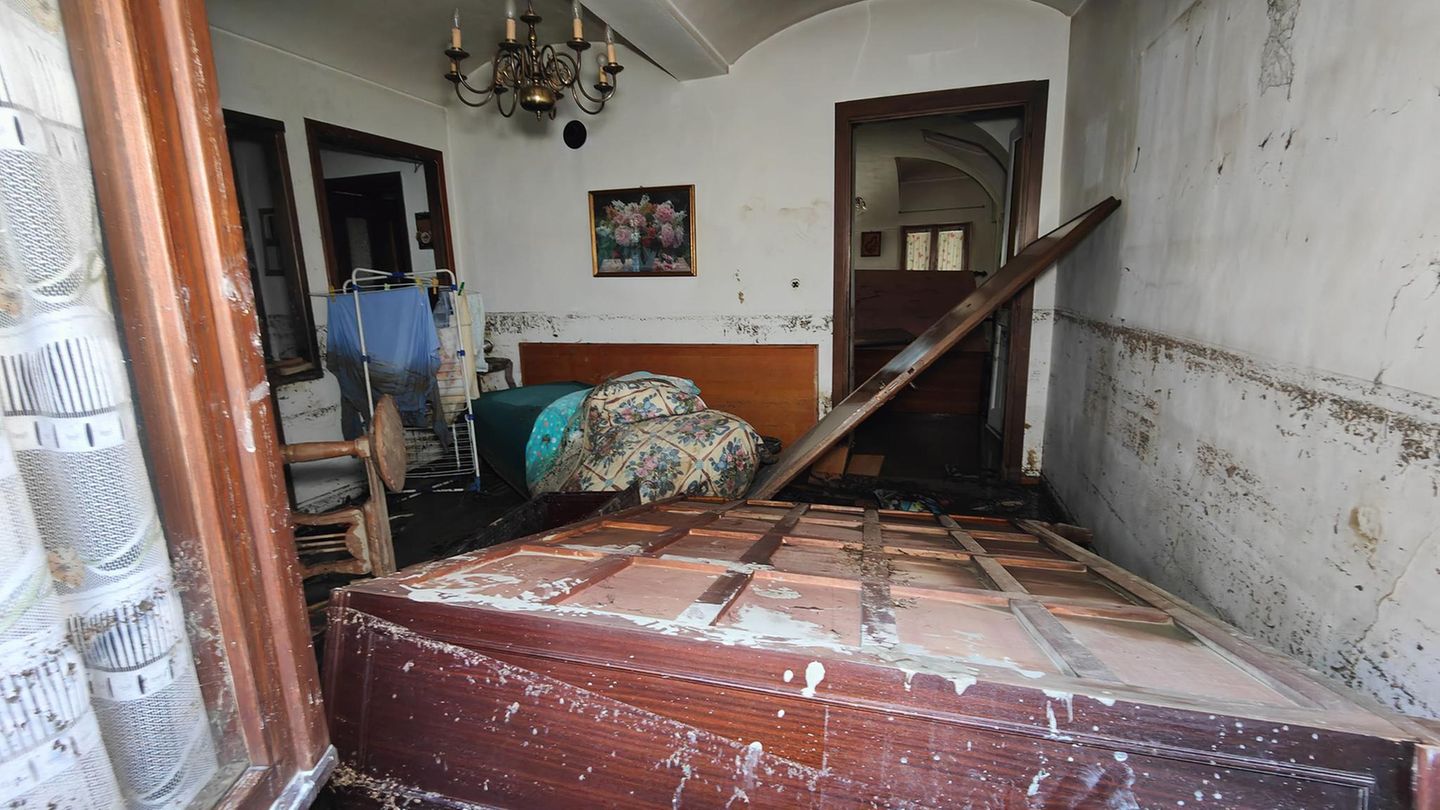 In diesem Haus starb ein 92-jähriger Mann. An der Wand sieht man deutlich, wie hoch das Wasser gestiegen ist