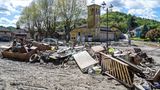 Vor der kleinen Dorfkapelle stapeln sich Schutt und verdrecktes Mobiliar