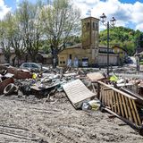Vor der kleinen Dorfkapelle stapeln sich Schutt und verdrecktes Mobiliar