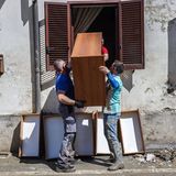 Anwohner versuchen zu retten, was noch zu retten ist – so wie diese Kommode