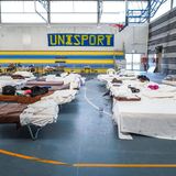 In einer Turnhalle in Monteu da Po stehen Feldbetten für Menschen, deren Unterkünfte durch die Fluten unbewohnbar geworden sind