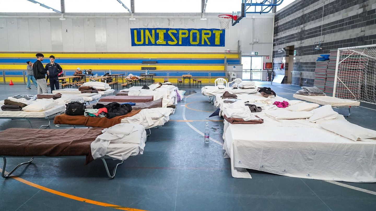 In einer Turnhalle in Monteu da Po stehen Feldbetten für Menschen, deren Unterkünfte durch die Fluten unbewohnbar geworden sind