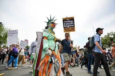 Als Freiheitsstatue verkleidete Demonstrantin in Washington