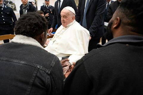 Der Papst an Gründonnerstag in einem Gefängnis in Rom