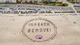 Am Strand von San Francisco versammeln sich Demonstranten für eine Nachricht an Donald Trump. Sie fordern die Amtsenthebung des US-Präsidenten. Bereits in seiner ersten Amtszeit wurden zwei solcher Verfahren angeschoben, das zweite kurz nach der Übergabe der Macht an Joe Biden. Trump ist damit nicht nur der erste Präsident, der zweimal des Amtes enthoben werden sollte – und beide Verfahren überstand – sondern auch der einzige, der nach seiner Amtszeit seines Amtes enthoben werden sollte.
