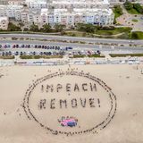 Am Strand von San Francisco versammeln sich Demonstranten für eine Nachricht an Donald Trump. Sie fordern die Amtsenthebung des US-Präsidenten. Bereits in seiner ersten Amtszeit wurden zwei solcher Verfahren angeschoben, das zweite kurz nach der Übergabe der Macht an Joe Biden. Trump ist damit nicht nur der erste Präsident, der zweimal des Amtes enthoben werden sollte – und beide Verfahren überstand – sondern auch der einzige, der nach seiner Amtszeit seines Amtes enthoben werden sollte.