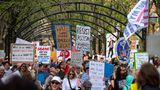 "Hass wird America nicht großartig machen", steht auf einem der Plakate, das die Demonstranten in Cincinnati gemalt haben. Die Demonstranten fordern ein Ende des Faschismus oder auch die Rückkehr von Ex-Präsident Barack Obama. 