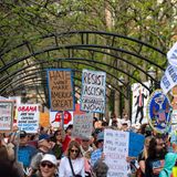 "Hass wird America nicht großartig machen", steht auf einem der Plakate, das die Demonstranten in Cincinnati gemalt haben. Die Demonstranten fordern ein Ende des Faschismus oder auch die Rückkehr von Ex-Präsident Barack Obama. 