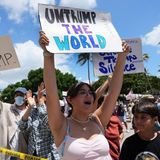 Auch in Florida, dem Staat von Trumps Residenz Mar-a-Lago, gingen die Menschen auf die Straße. Diese Demonstrantin fordert in Miami, die Welt von Donald Trump zu befreien