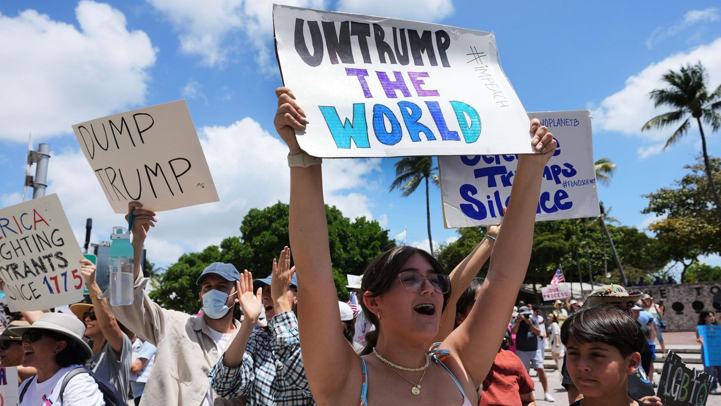 Auch in Florida, dem Staat von Trumps Residenz Mar-a-Lago, gingen die Menschen auf die Straße. Diese Demonstrantin fordert in Miami, die Welt von Donald Trump zu befreien