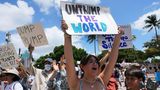 Auch in Florida, dem Staat von Trumps Residenz Mar-a-Lago, gingen die Menschen auf die Straße. Diese Demonstrantin fordert in Miami, die Welt von Donald Trump zu befreien