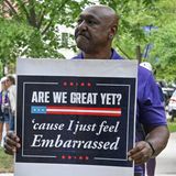 Ein Mann demonstriert gegen Trump und Vance in Washingtom