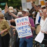 "Selbst Nixon hörte auf die Gerichte". Ein Mann verweist in Washington D.C. auf den Watergate-Skandal um den ehemaligen US-Präsidenten Richard Nixon. Die Regierung von Donald Trump testet immer wieder die Grenzen ihrer Macht aus, indem sie sich über Gerichtsurteile hinwegsetzt.