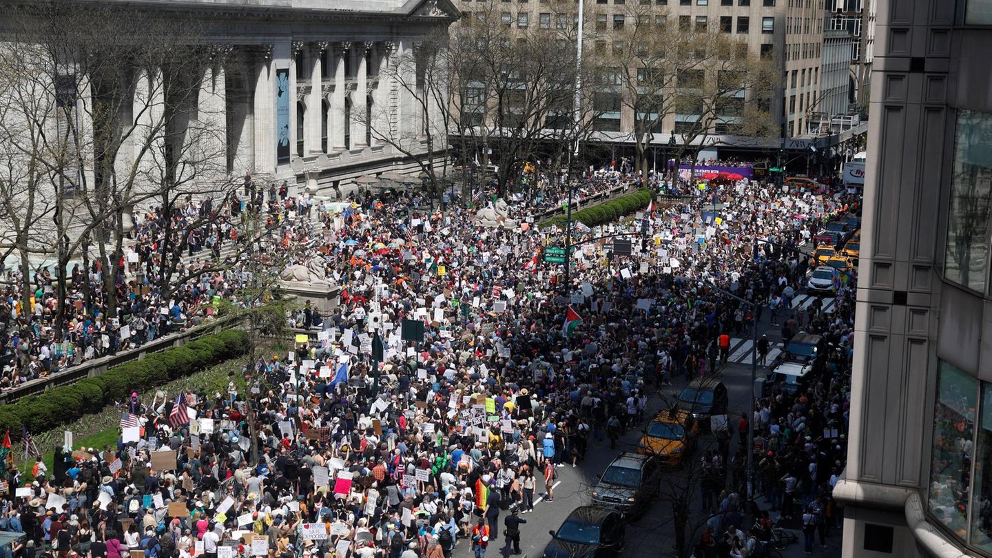 Tausende demonstrieren in New York gegen US-Präsident Donald Trump