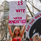 Eine junge Demonstrantin hält in New York ein Schild